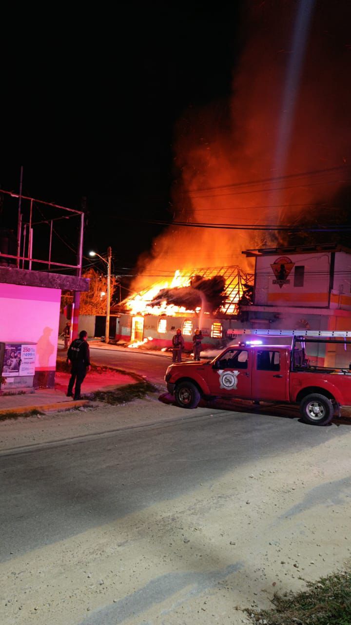 Incendio arrasa con bar
