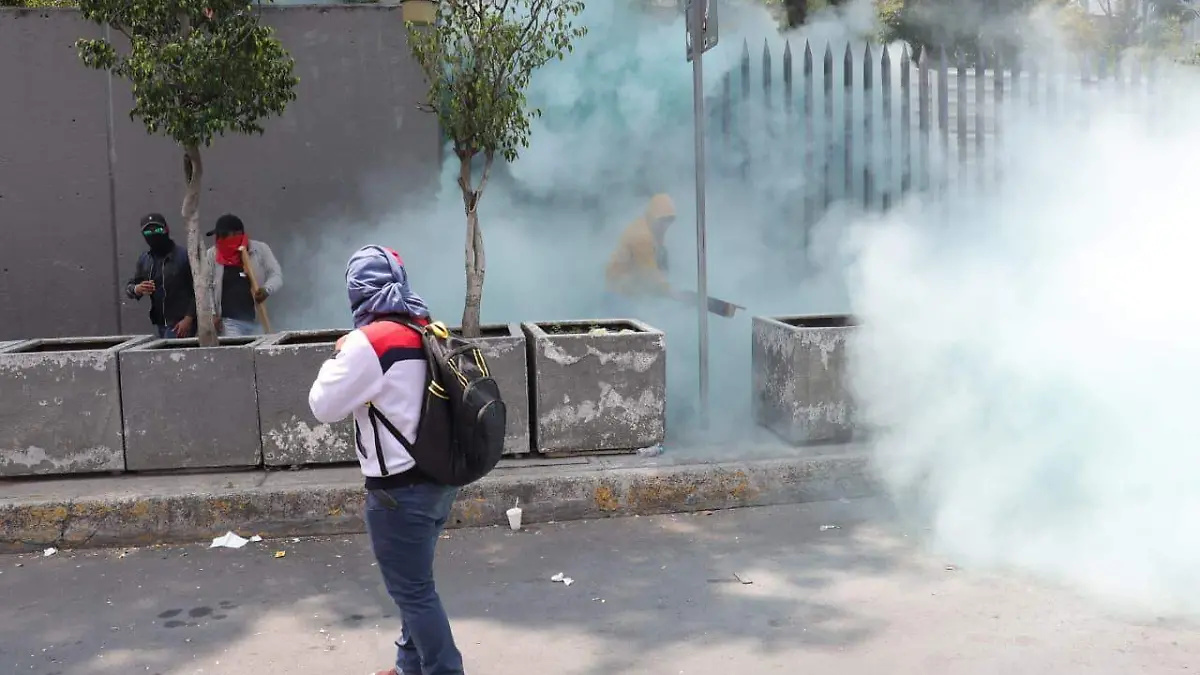 Destrozan maestros sede de la SEP
