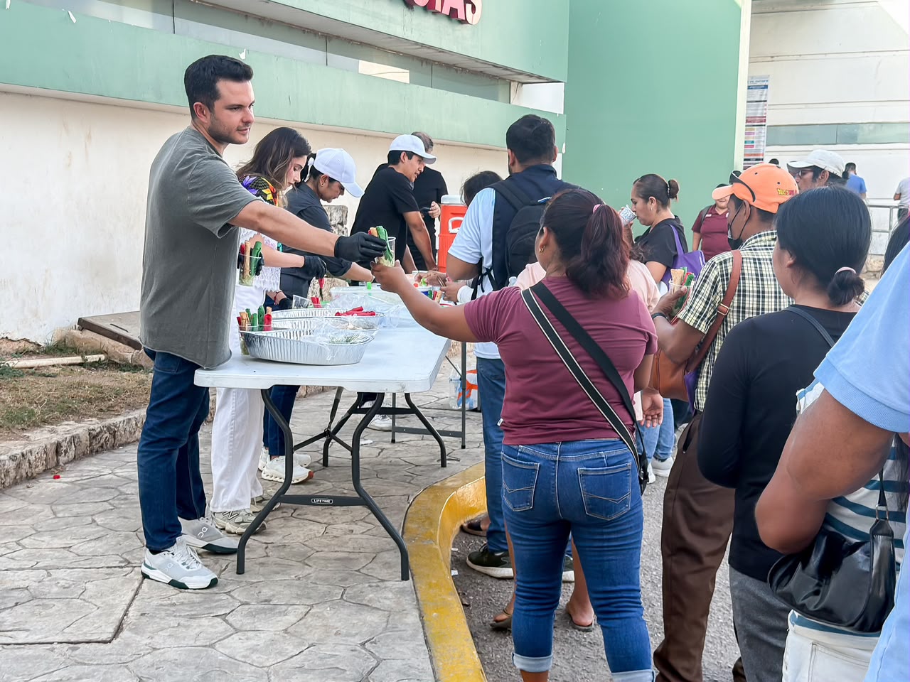 Apoyarnos entre cancunenses y estar cerca cuando más se necesita también nos une como mexicanos: Pablo Bustamante