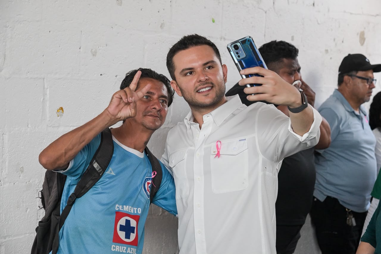 Pablo Bustamante mantiene cercanía con las familias tianguistas de Cancún